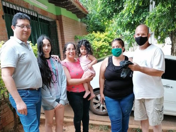 Mujer ubica al dueño de la riñonera que encontró en una gasolinera