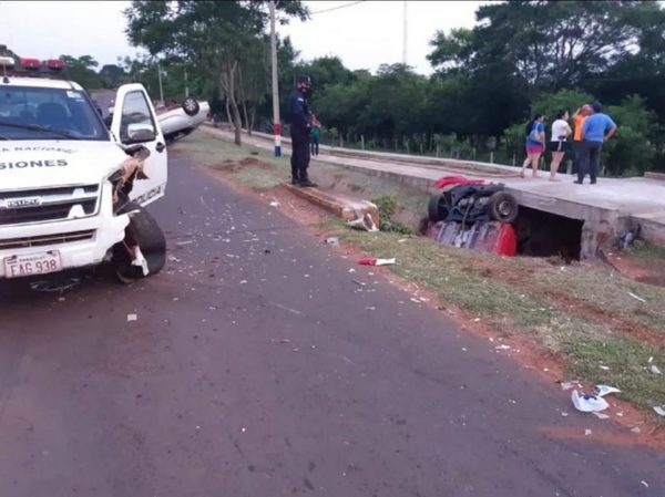 Confuso accidente: Auto impacta contra patrullera que asistía a un accidentado | Noticias Paraguay