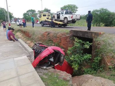 Conductor ebrio chocó de manera frontal a una patrulla policial de Santa María - Nacionales - ABC Color