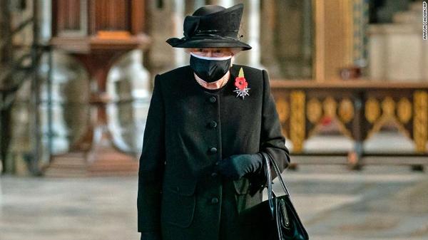 Por primera vez en la pandemia, la reina Isabel II aparece con mascarilla en público