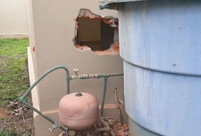 Crónica / Abrieron “feró” boquete para robar un banco