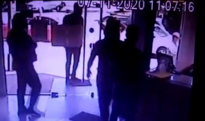 Violento y millonario asalto frente a un banco