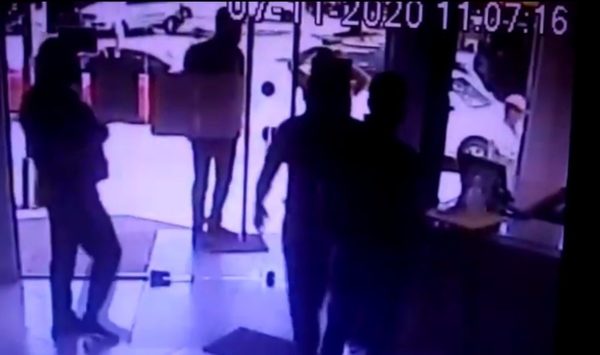 Violento y millonario asalto frente a un banco