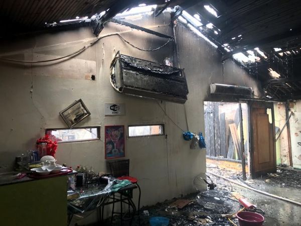 Incendio arrasó con conocido local de venta de pollo asado