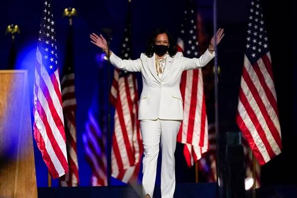 Kamala Harris hizo un guiño al movimiento sufragista