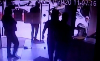 Empleados son despojados de G. 140.000 en la puerta de un banco
