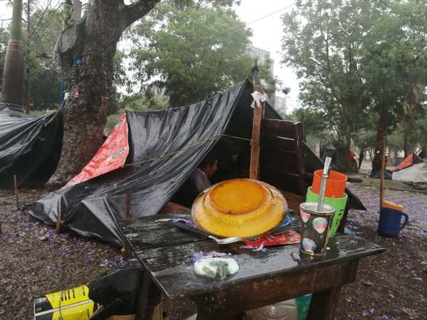 Bajo lluvia, indígenas acampan frente al Congreso reclamando la presencia de autoridades » Ñanduti