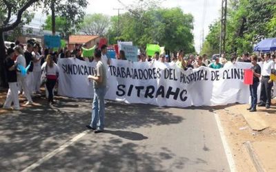 Trabajadores de Clínicas amenazan con huelga si no reciben compensación