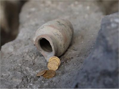 Hallan monedas de oro del periodo fatimí en un frasco en Jerusalén