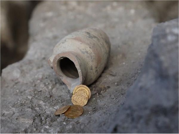 Hallan monedas de oro del periodo fatimí en un frasco en Jerusalén