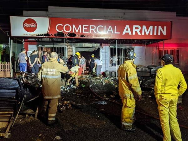 MÁS DE 70.000 LITROS DE AGUA SE UTILIZARON EN EL INCENDIO DE COMERCIAL AMIN.