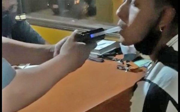 Intentó agredir a policías, dio positivo al alcotest pero fue liberado por la Fiscalía – Diario TNPRESS