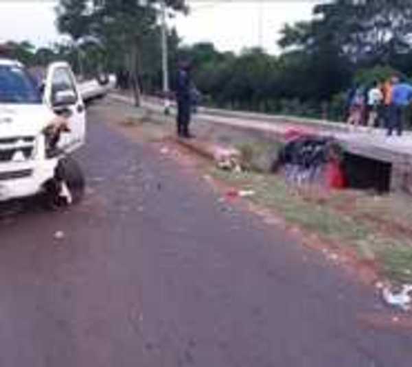 Automóvil choca contra patrullera que asistía un accidente - Paraguay.com