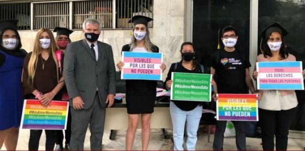 Abogada trans aguarda esperanzada jurar hoy tras cinco años de culminar su carrera