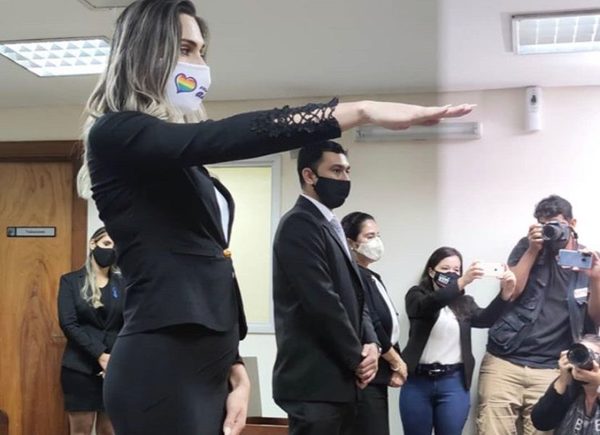 Kimberly Ayala jura y se convierte en primera abogada trans de Paraguay