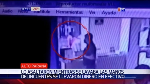 Empleado sufre robo de dinero mientras se lavaba las manos en el banco