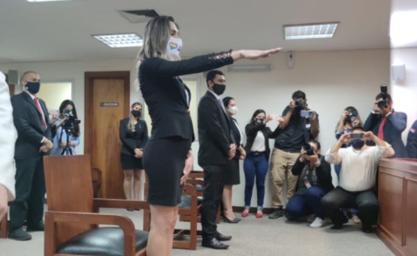 HOY / Kimberly Ayala, primera abogada trans en Paraguay