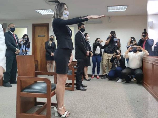 Corte Suprema toma juramento a la primera abogada trans en Paraguay