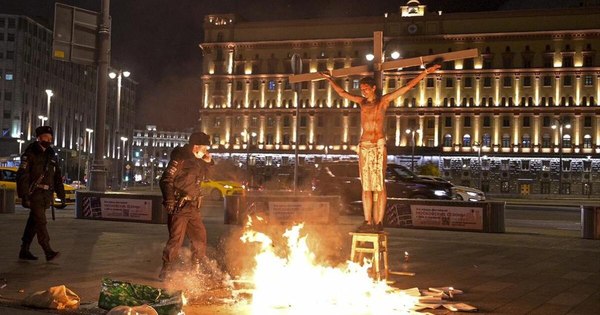 La Nación / Quince días de prisión en Rusia por simular la crucifixión de Cristo