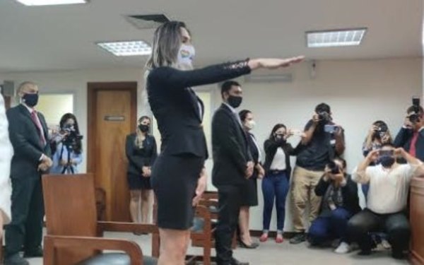 Crónica / Juró la primera abogada Trans del país