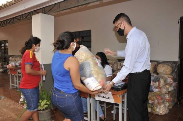Ronald Acevedo sigue con entrega de kits de alimentos en Amambay