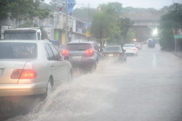 Reportan algunas casas afectadas por la tormenta en Asunción - Nacionales - ABC Color