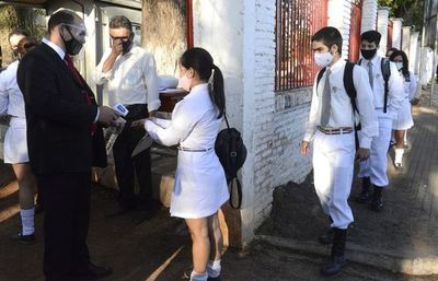 Ante supuestos casos sospechosos de covid, docentes piden suspender clases presenciales - Nacionales - ABC Color