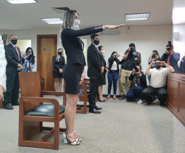Juró Kimberly, la primera abogada transexual | Noticias Paraguay