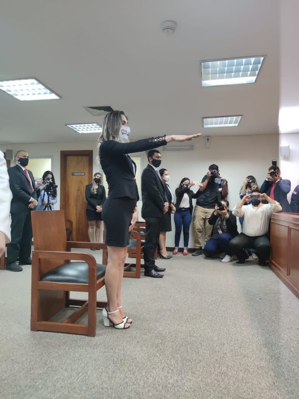 Juró la primera abogada transgénero del Paraguay