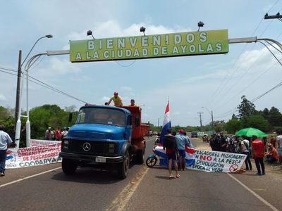 Pescadores de Ayolas cierran ruta para presionar al Mades - Nacionales - ABC Color