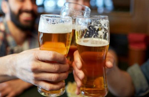 Hombre viola la cuarentena para ir a tomar una cerveza con un amigo - SNT