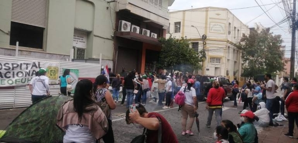 HOY / Funcionarios del Hospital Nacional y de Traumas realizan nueva protesta frente a Hacienda