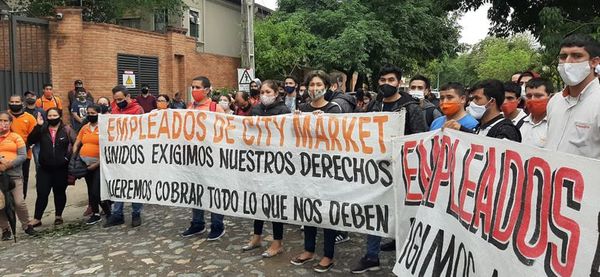 Trabajadores de Citymarket se manifiestan frente a casa de directivo - Nacionales - ABC Color