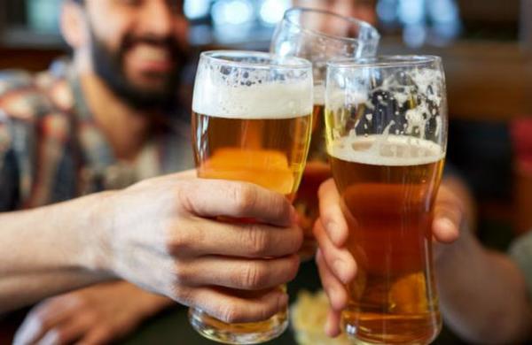 Hombre viola la cuarentena para ir a tomar una cerveza con un amigo - C9N