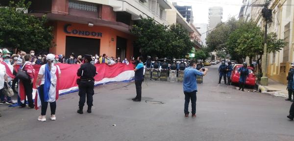 Funcionarios del Hospital del Trauma y del Nacional de Itauguá exigen recategorización salarial - ADN Paraguayo