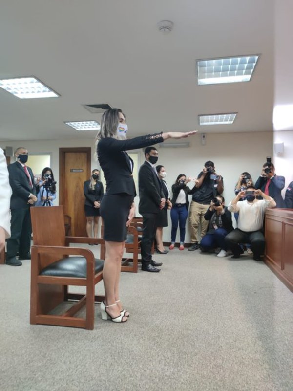 Histórico: Jura la primera abogada trans del Paraguay, Kimberly Ayala