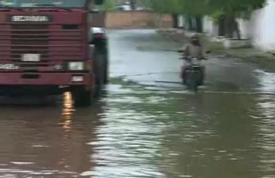 Barrio Tablada: Sumideros taponados y agua estancada - C9N