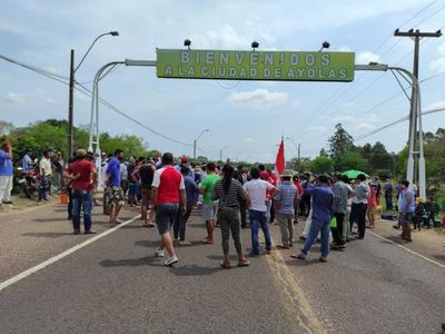 Pescadores cierran ruta en repudio a resolución que habilita pesca deportiva