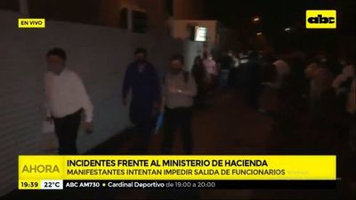 Tras tensiones e incidentes, finalmente funcionarios de Hacienda salieron de sede sitiada - Nacionales - ABC Color