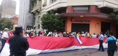 HOY / Funcionarios de Salud se manifiestan en inmediaciones del ministerio de Hacienda, exigen cumplimiento del presupuesto 2020