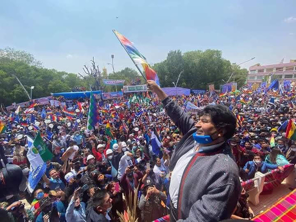 Multitudinario recibimiento a Evo Morales en Bolivia