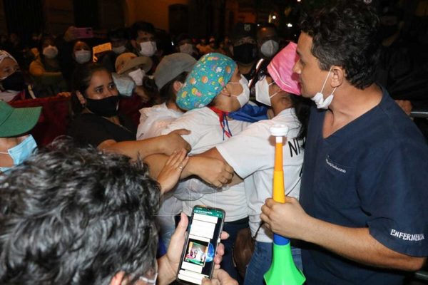 Incidentes en manifestación de trabajadores de la salud frente a Hacienda | OnLivePy