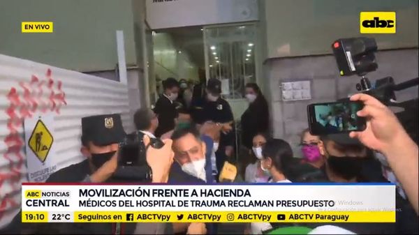 Hacienda ofrece G. 10.000 millones, un 60% menos de lo exigen funcionarios de dos hospitales - Nacionales - ABC Color