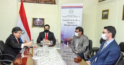 La Nación / Plantean reglamentar ley “antimotochorro”