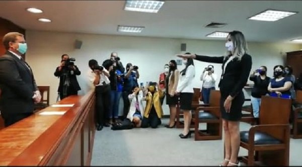 Crónica / (VIDEO) Juró la primera abogada Trans del país