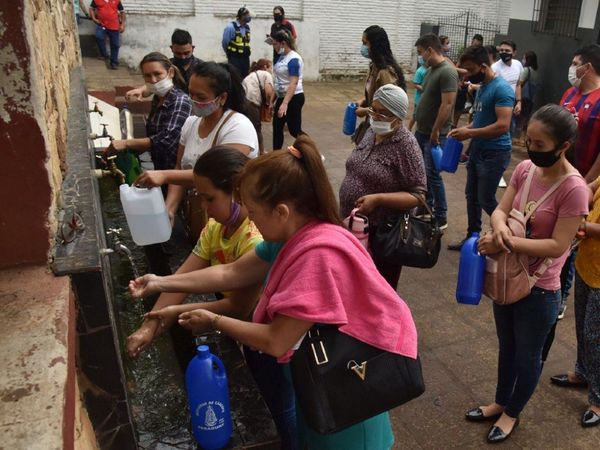 Iglesia concede peligroso tiempo a fieles para llevar agua del Pozo