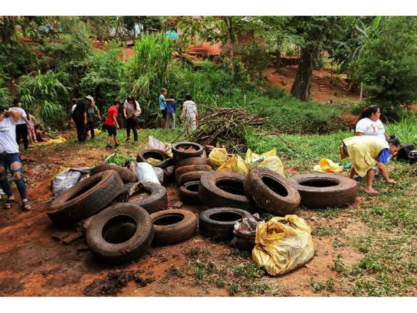 Vecinos retiran kilos de desperdicios de arroyos en CDE