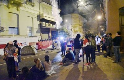 Las protestas por nivelación de pagos se vuelven tensas - Nacionales - ABC Color