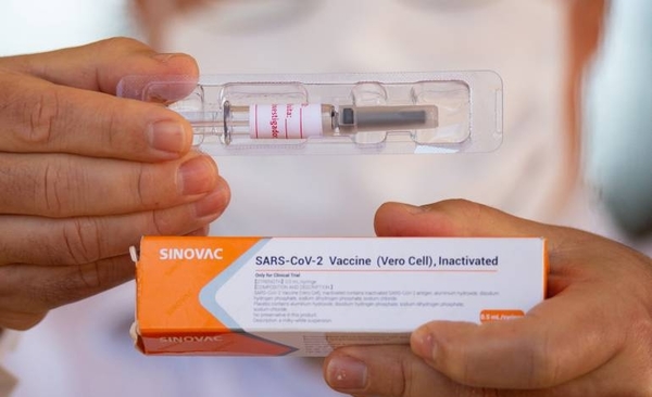 HOY / Laboratorio chino confía en seguridad de vacuna pese a pausa en Brasil