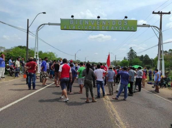 Pescadores cierran ruta en repudio a resolución que habilita pesca deportiva